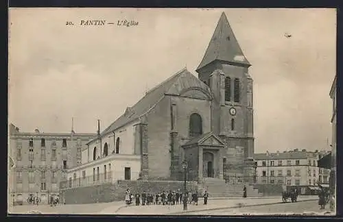 AK Pantin, L`église et la place animée avec passants et voiture à cheval