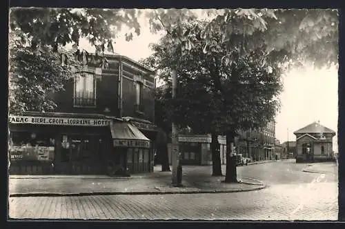 AK Villemomble, Vue du café-tabac Le Bourrel sous les arbres