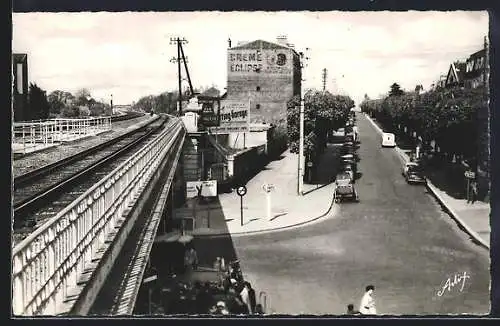 AK Villemomble, Vue de l`Avenue Gallieni avec la voie ferrée et la publicité Crème Eclipse