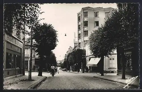 AK Villemomble, Vue de l`Avenue Outrebon avec arbres et bâtiments urbains