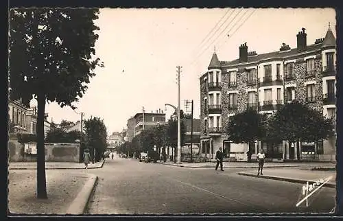 AK Villemomble, Avenue du Raincy avec bâtiments résidentiels et passants