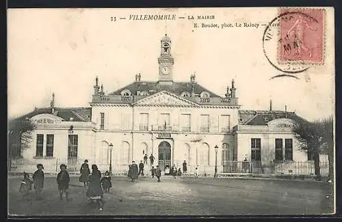 AK Villemomble, La Mairie et les passants devant l`hôtel de ville