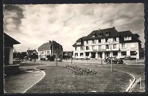 AK Franceville, L`Hôtel des Pins et la Rue de Paris