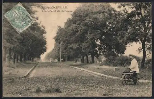 AK Franceville, Rond-Point de Bellevue avec cycliste sur la route bordée d`arbres