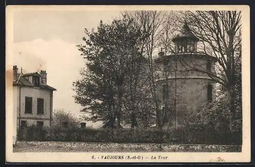 AK Vaujours, La Tour et maison adjacente entourées d`arbres