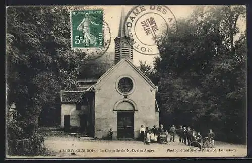 AK Le Raincy, La Chapelle de N.-D. des Anges avec visiteurs devant l`entrée