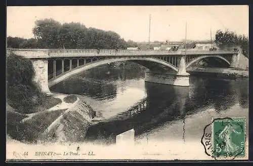 AK Épinay, Le Pont sur la rivière avec vue panoramique