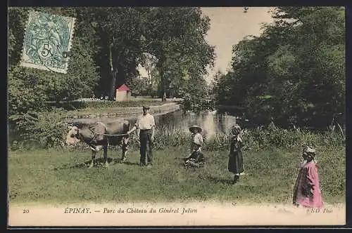 AK Épinay, Parc du Château du Général Julien avec des gens et une vache près de l`étang