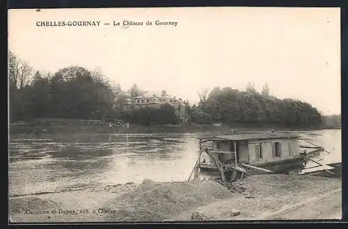 AK Chelles-Gournay, Le Château de Gournay au bord de la rivière avec péniche amarrée