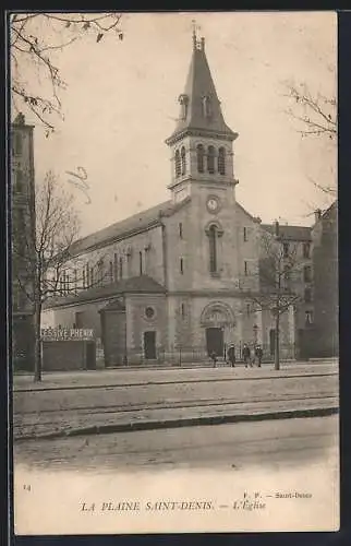 AK La Plaine Saint-Denis, L`église et rue avec passants