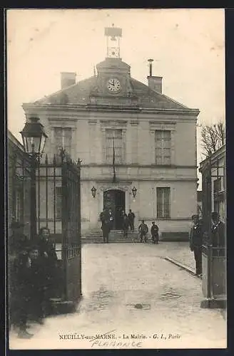 AK Neuilly-sur-Marne, La Mairie et entrée principale avec des habitants