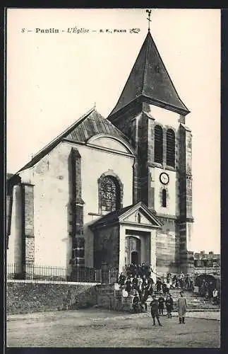 AK Pantin, L`Église avec groupe de personnes devant l`entrée