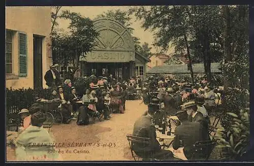 AK Freinville-Sévran, Entrée du Casino avec invités élégants en terrasse