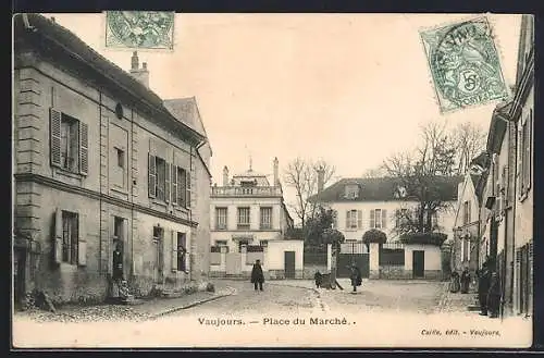 AK Vaujours, Place du Marché avec bâtiments et passants