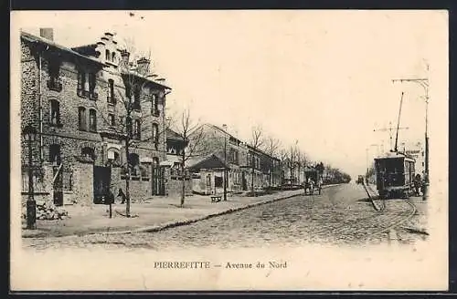 AK Pierrefitte, Avenue du Nord avec tramway et bâtiments historiques