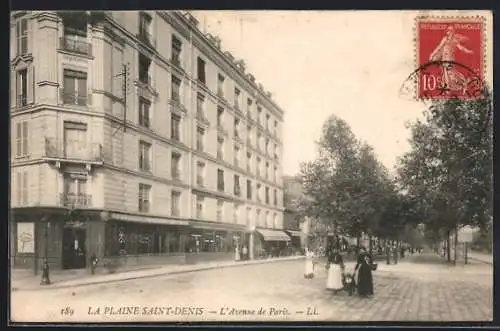 AK La Plaine Saint-Denis, L`Avenue de Paris et passants en tenue d`époque