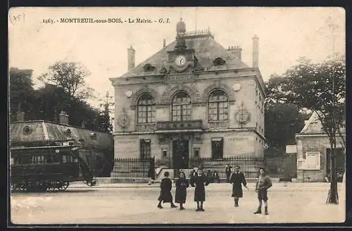 AK Montreuil-sous-Bois, La Mairie avec tramway et passants devant l`hôtel de ville