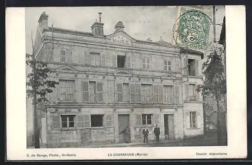 AK La Courneuve, Facade de la mairie avec deux personnes devant le bâtiment