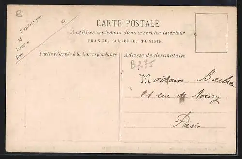 AK La Courneuve, Facade de la mairie avec deux personnes devant le bâtiment