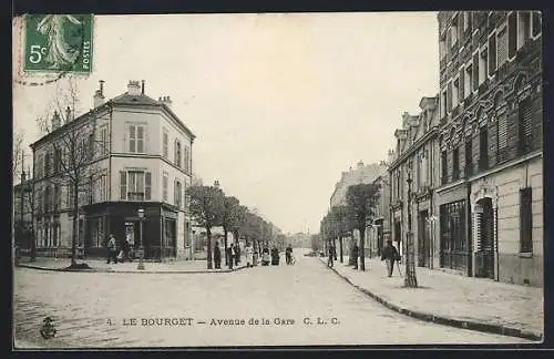 AK Le Bourget, Avenue de la Gare animée avec passants et bâtiments adjacents