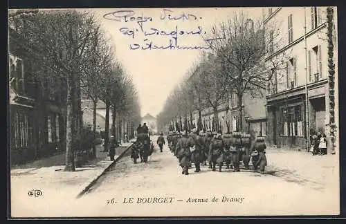 AK Le Bourget, Avenue de Drancy avec soldats en marche