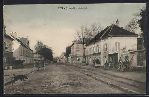 AK Livry, Vue de la rue principale avec bâtiments et chariots