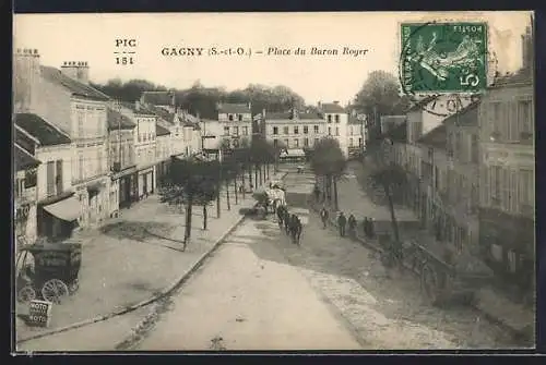 AK Gagny, Place du Baron Roger avec calèches et passants