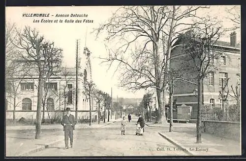 AK Villemomble, Avenue Detouche avec les Écoles et la Salle des Fêtes