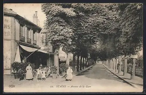 AK Stains, Avenue de la Gare avec passants devant un café