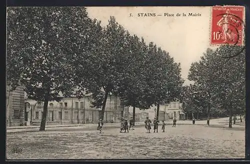 AK Stains, Place de la Mairie avec enfants jouant sous les arbres