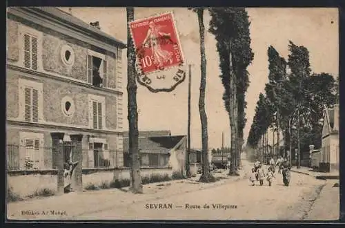 AK Sevran, Route de Villepinte avec promeneurs et maisons bordées d`arbres