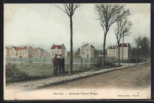 AK Sevran, Avenue Victor Hugo avec passants et maisons en arrière-plan