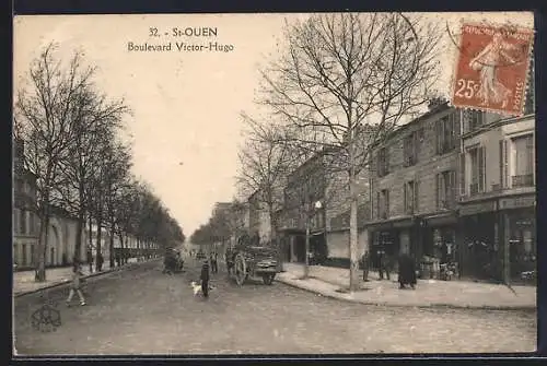 AK Saint-Ouen, Boulevard Victor-Hugo avec passants et calèches