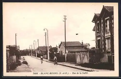 AK Blanc-Mesnil, Rue de la Gaieté avec cyclistes et maisons alignées