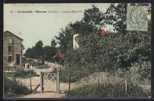 AK Freinville-Sévran, Avenue Henri IV avec vue de la campagne et maisons alentours