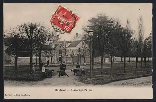 AK Coubron, Place des Fêtes avec enfants jouant sous les arbres