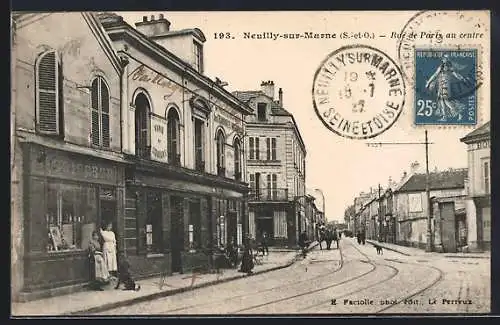 AK Neuilly-sur-Marne, Rue de Paris avec commerces et passants au centre