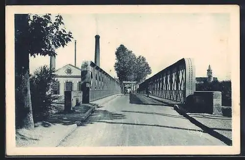 AK Neuilly-sur-Marne, L`Usine des Eaux, le Pont et l`Église