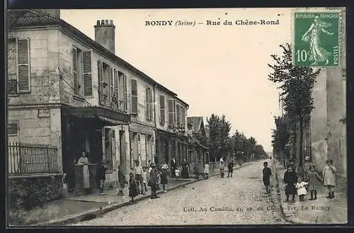 AK Bondy, Rue du Chêne-Rond avec passants et bâtiments d`époque