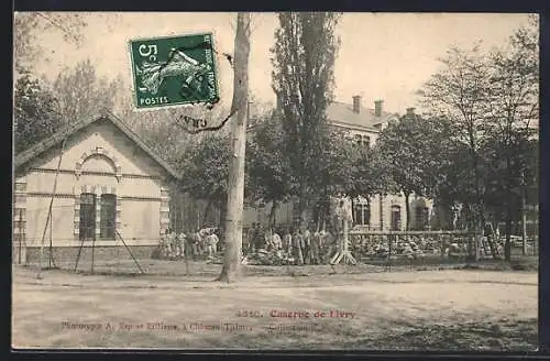 AK Livry, Caserne avec soldats devant le bâtiment principal