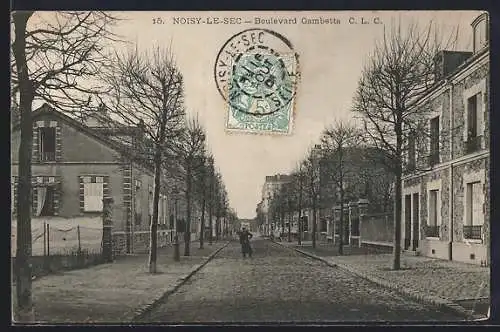 AK Noisy-le-Sec, Boulevard Gambetta avec arbres et bâtiments résidentiels