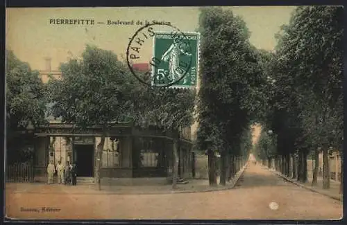 AK Pierrefitte, Boulevard de la Station avec café et arbres alignés