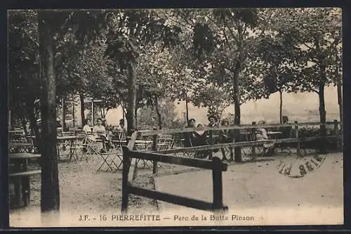 AK Pierrefitte, Parc de la Butte Pinson avec terrasse ombragée et visiteurs assis