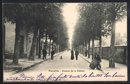 AK Pierrefitte, Avenue de la Station, promenade avec passants sous les arbres