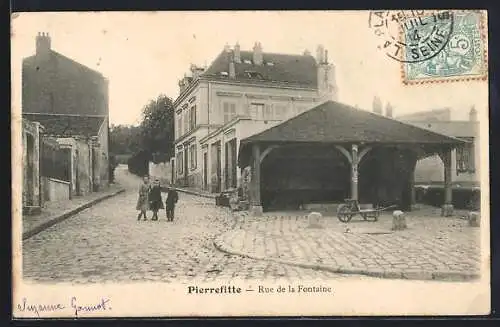 AK Pierrefitte, Rue de la Fontaine avec bâtiment et enfants sur pavé