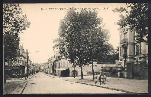 AK Pierrefitte, La Rue de Paris avec des passants et une calèche