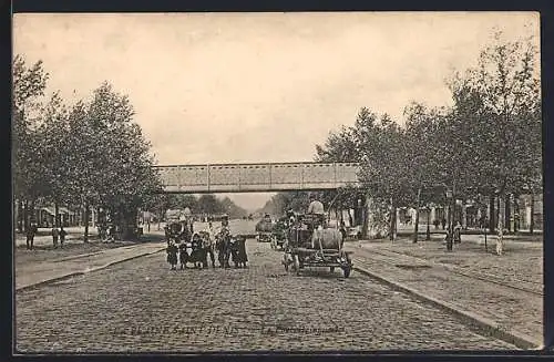 AK Plaine-Saint-Denis, Rue du Landy avec passage à niveau et voitures à cheval