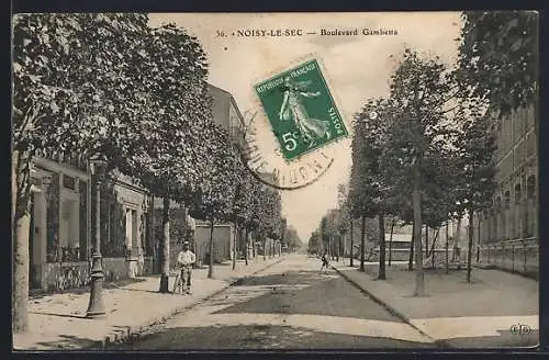 AK Noisy-le-Sec, Boulevard Gambetta avec arbres alignés et passants