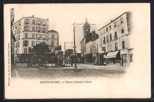 AK Noisy-le-Sec, Place Jeanne d`Arc avec bâtiments et horloge