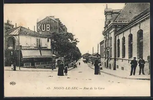 AK Noisy-le-Sec, Rue de la Gare avec passants et bâtiments historiques